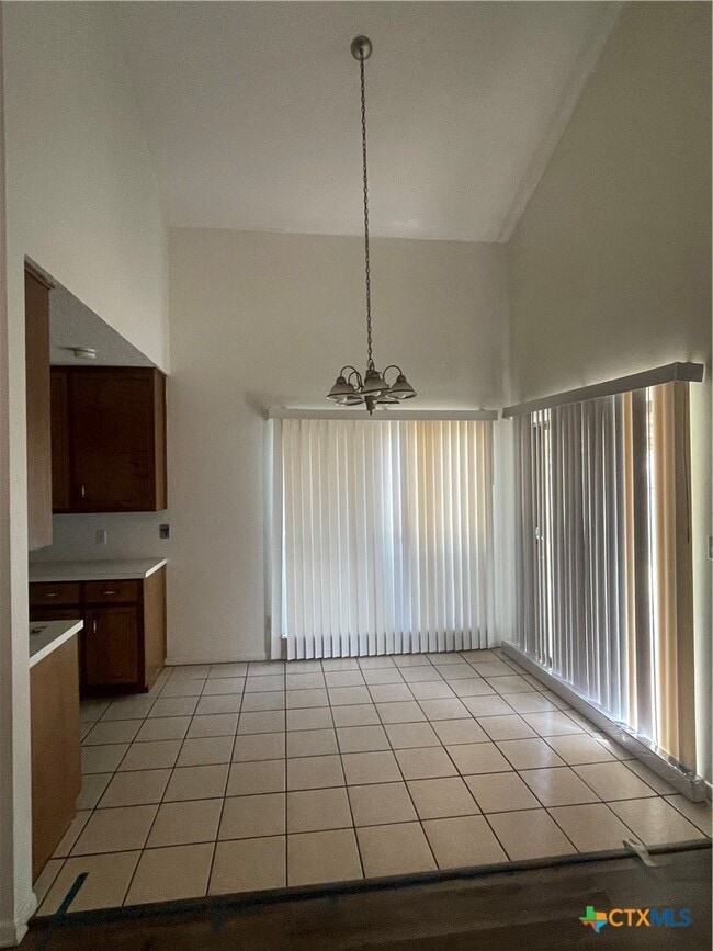 Foto del edificio - 513 Camelot Dr