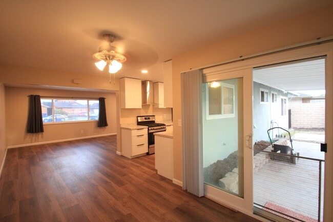 Foto del edificio - Charming 3-Bedroom Home with Spacious Layo...