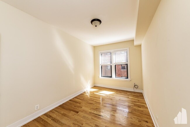 Building Photo - 2 bedroom in Chicago IL 60657