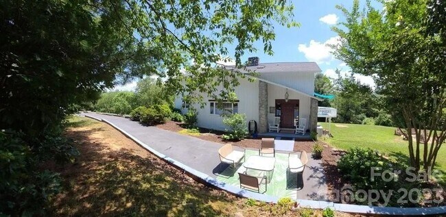 Foto del edificio - 3 Rolling Meadows Ln