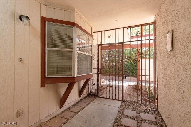 Foto del edificio - 465 N Lamb Blvd