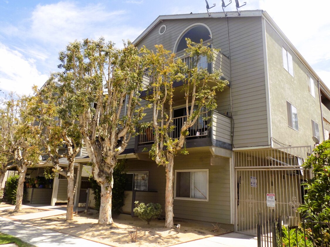 Primary Photo - SPACIOUS 2 BDRM, 2 BA WITH HIGH CEILING!