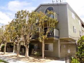 Building Photo - 758 Gaviota Ave