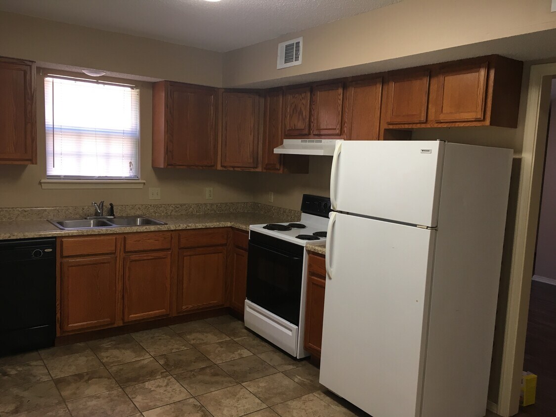 Kitchen - 407 Valley Dr
