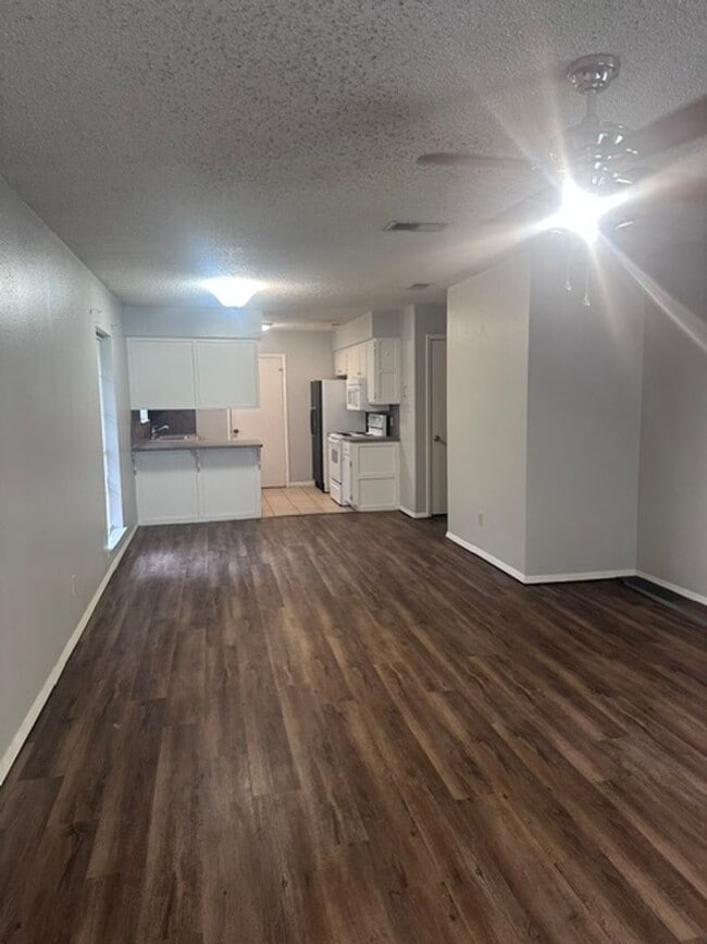 Building Photo - 512 Rosedale Dr