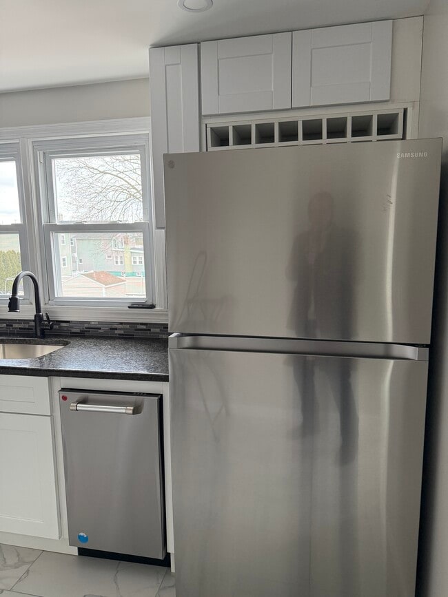 Building Photo - 15 Lewis St