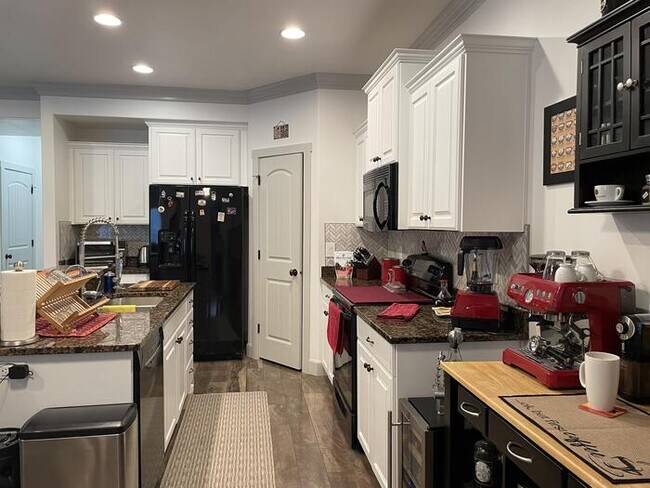 Foto del edificio - 1227 SilverCrest Dr