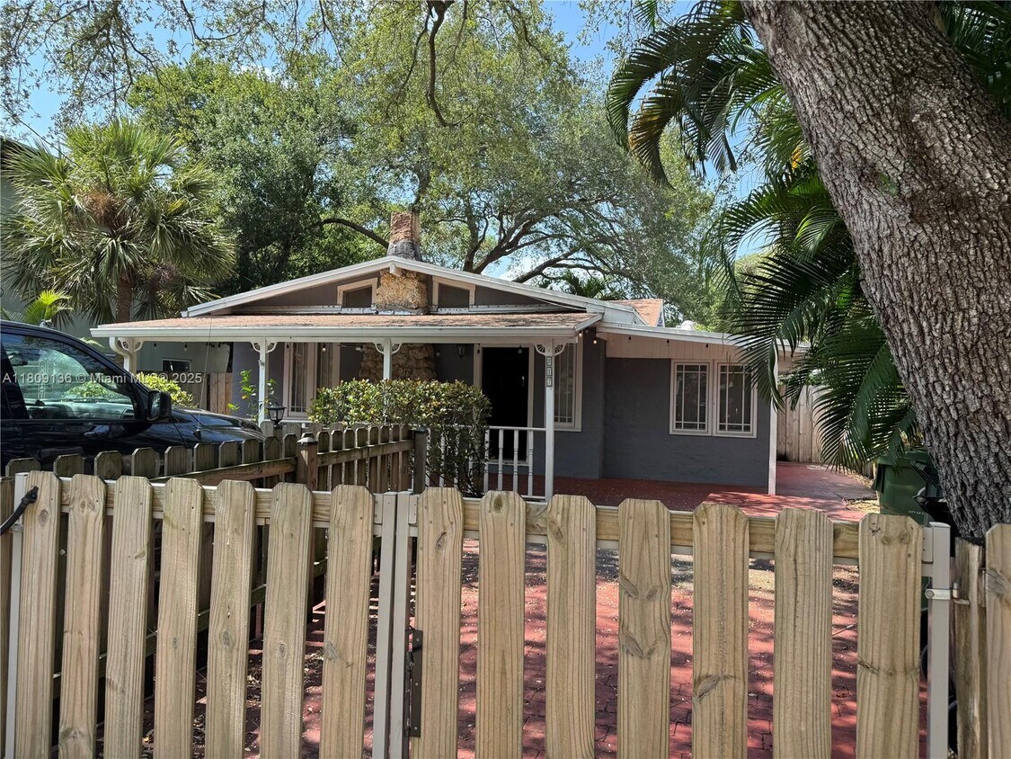 Foto principal - 817 SW 4th Ct
