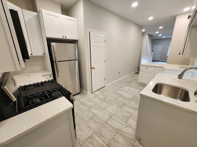 Building Photo - Beautiful 3 bed 3.5 Bath home