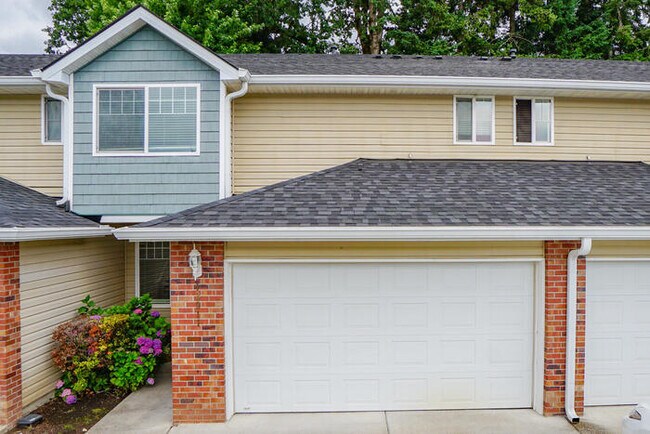 Foto del edificio - THREE BEDROOM TOWNHOME WITH GARAGE ACROSS FROM SHOPPING AND DINING