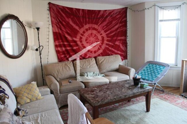 Building Photo - Well priced 3 bed in Mission Hill