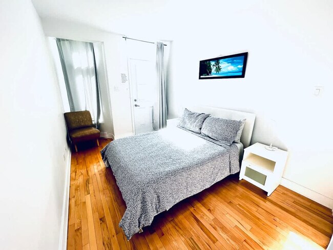 Building Photo - 4846 Rue Sainte-Catherine E