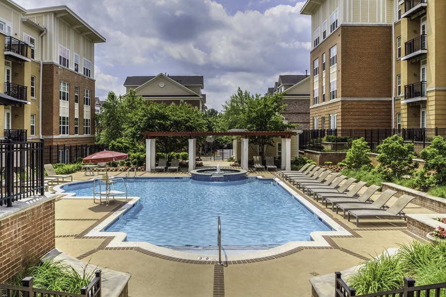 Piscina y fuente con terraza amplia - The Reserve at Tysons Corner