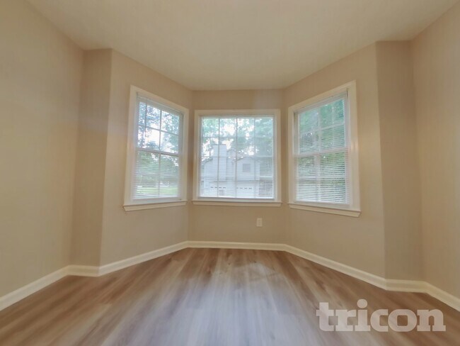 Foto del edificio - 100 Russell Dr