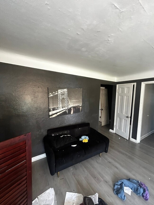 Building Photo - 5621 Sunbury Ave