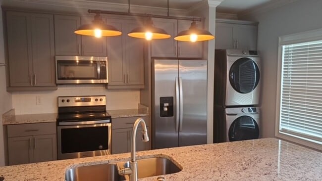 Building Photo - College Oaks A101