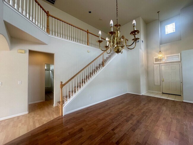 Building Photo - Luxurious 4 Bedroom 3 Bathroom!