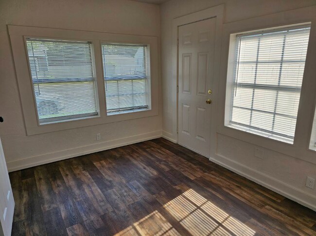 Foto del edificio - 20 8th Ave NW