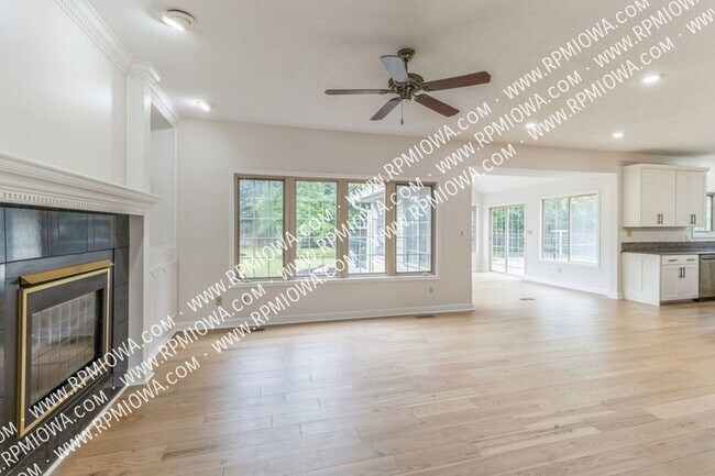 Building Photo - GREAT LOCATION IN COUNTRY CLUB!! 4 Bedroom...