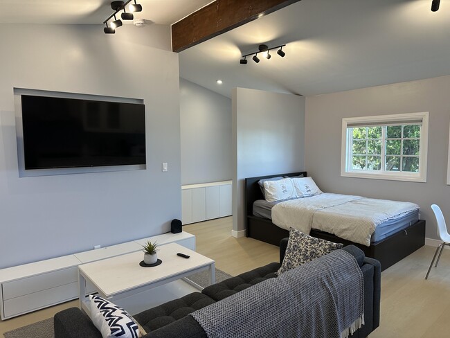 Building Photo - 1360 Dell Dr