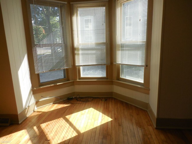Building Photo - 716 Maple Ave