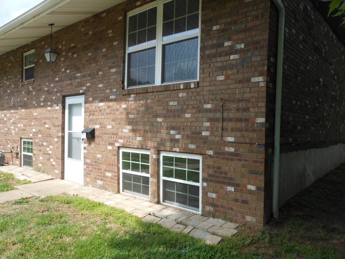 Primary Photo - 5 Jeri Lynn Ln