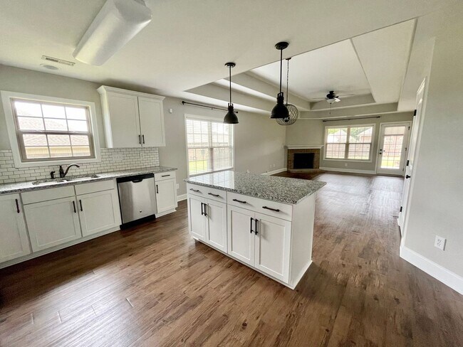 Building Photo - Nice Home Centrally Located in Athens!