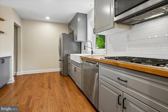 Foto del edificio - 223 Burgess Ave