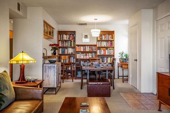 Building Photo - Light-Filled Upstairs Condo in a Prime Loc...