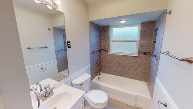 Foto del edificio - BEAUTIFUL and LARGE 2 Bedroom 1 Bath Apart...