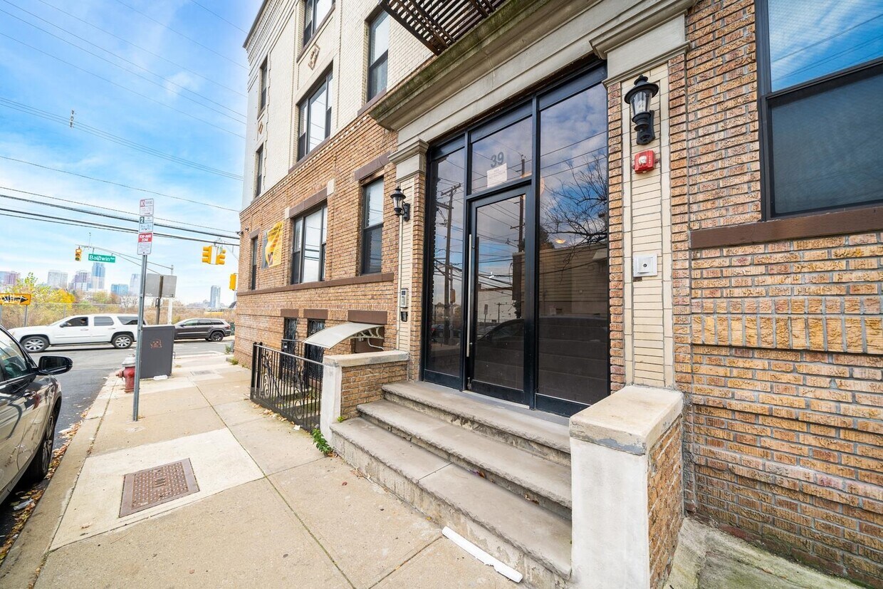 39 Newkirk St Unit ground flr, Jersey City, NJ 07306 Room for Rent in