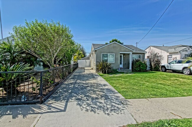 Foto del edificio - REMODELED, CHARMING & AIRY 3BR2BA HOME W/ OFFICE ON A LARGE LOT W/ NICELY LANDSCAPED FRONT YARD, ...