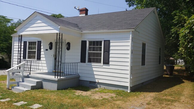 Building Photo - Lovely Corner Lot 2 Bed, 1 Bath Home Now A...