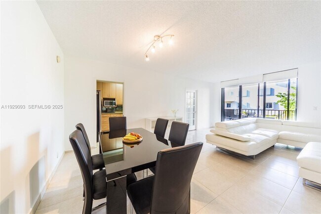 Foto del edificio - 121 Crandon Blvd