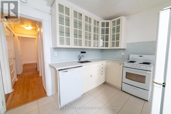 Building Photo - 885 Davenport Rd