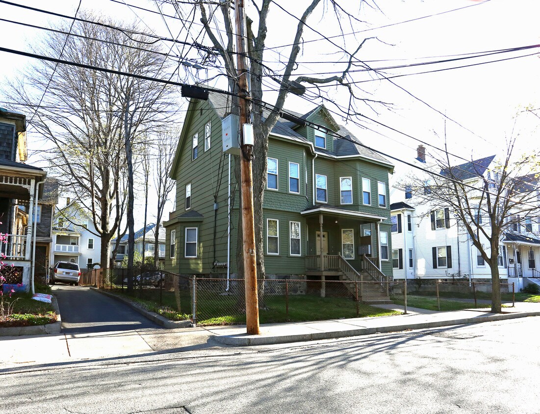 252 Ash St, Waltham, MA 02453 Apartments 252 Ash St Waltham, MA