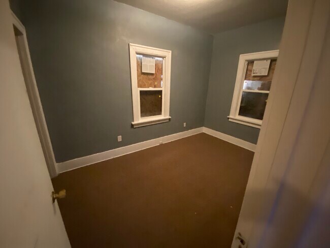 Building Photo - 836 Hays Park Ave