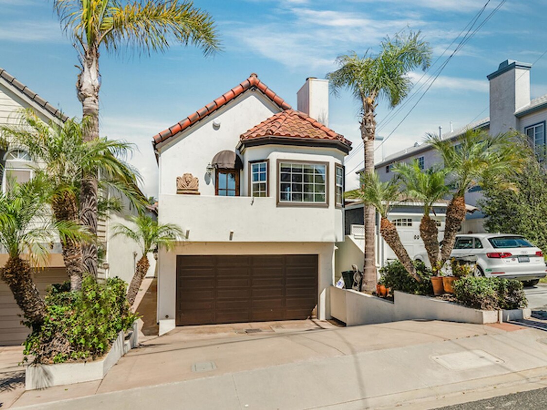 Primary Photo - Stand Alone Home Available Now in Redondo ...