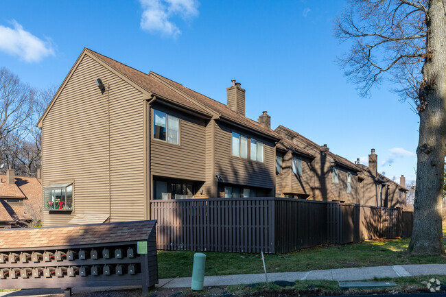 Building Photo - Currier Ridge Condominiums