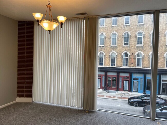 Foto del edificio - Large Downtown Condo