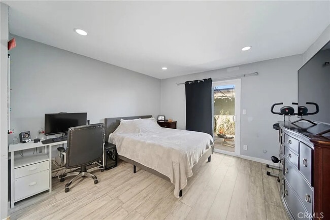 Foto del edificio - Bright 2-Bed Condo with Central Air, Pool Access & Carport in Anaheim