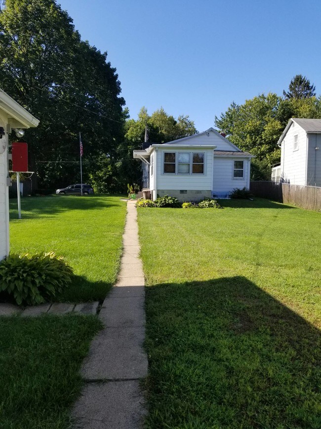 610 W Ringold St, Freeport, IL 61032 - House for Rent in Freeport, IL