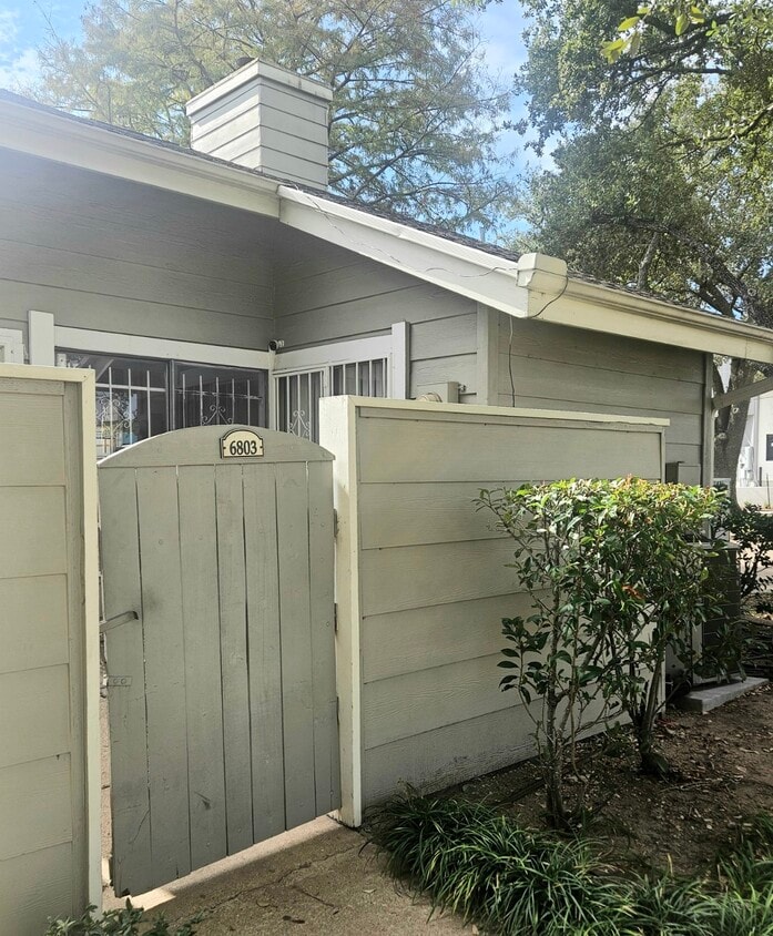 Foto principal - 6803 Greenway Chase St