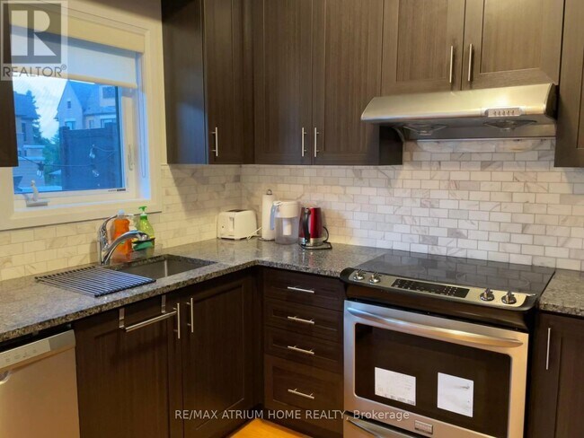 Photo du bâtiment - 252B Finch Ave E