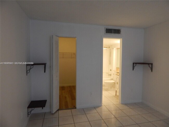 Foto del edificio - 14301 N Kendall Dr