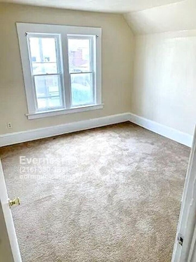 Foto del edificio - Charming 2-Bedroom Duplex in a Convenient ...