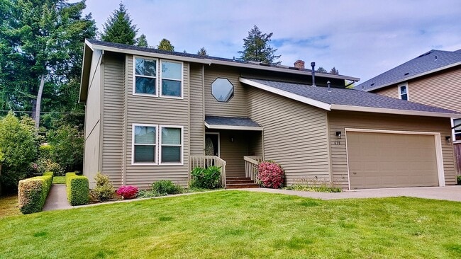 Building Photo - Great 4 bedroom Home Located in the Sought...