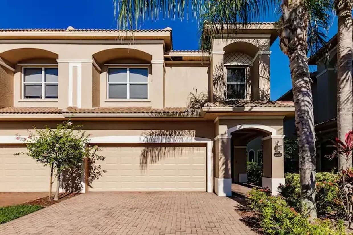 Primary Photo - ANNUAL RENTAL - 3 + DEN / 2.5 BATH TOWNHOU...
