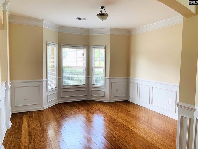 Building Photo - 147 Rossmore Dr