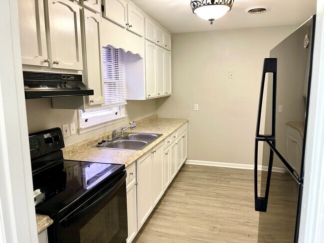 Foto del edificio - Welcome to this charming 4 bedroom, 2 bath...